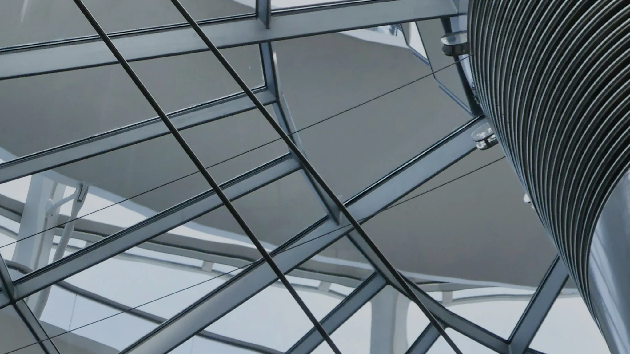 GERMAN BUNDESTAG DOME FROM INSIDE BELOW.