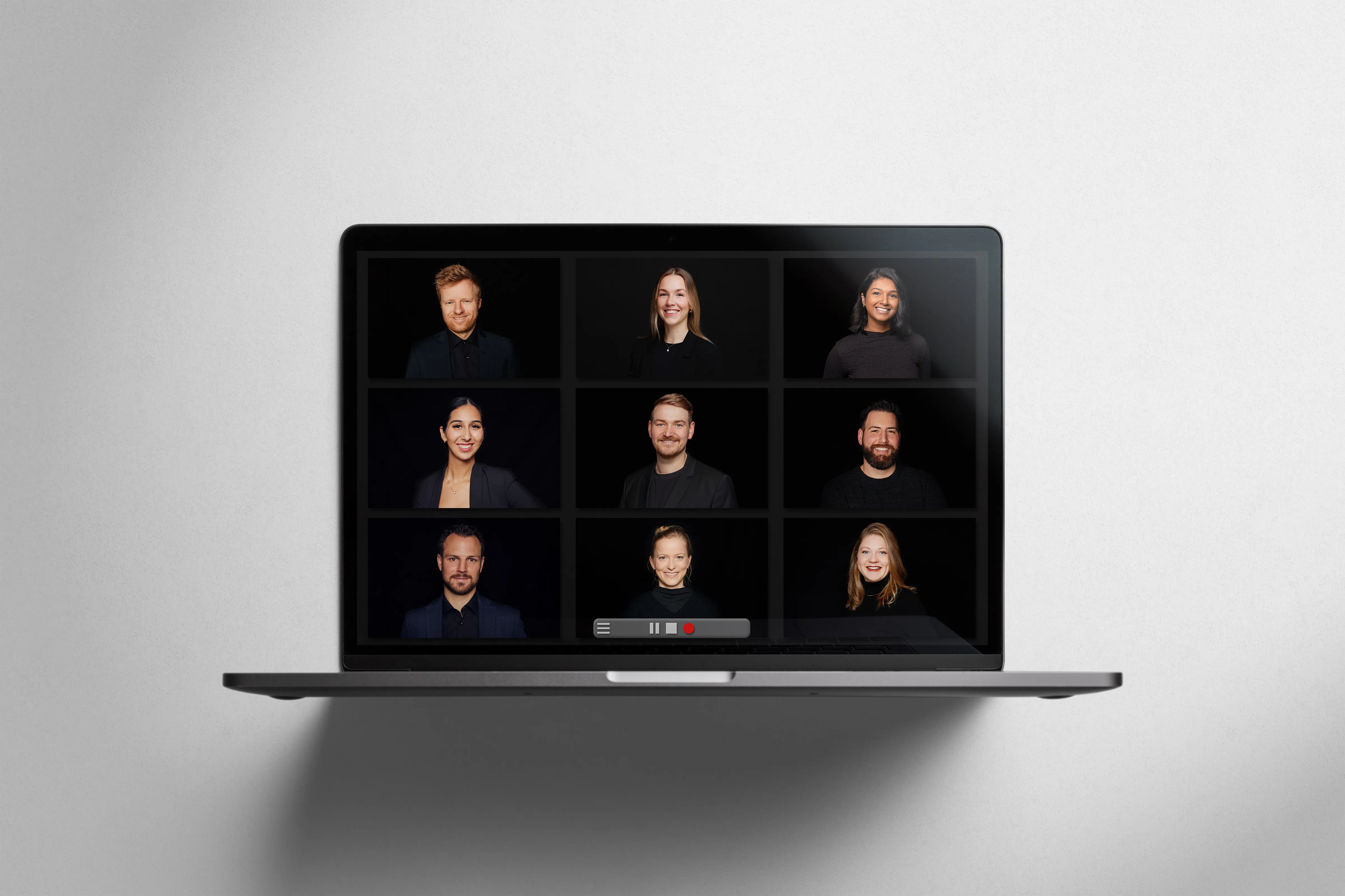 Academy Header Banner mit Laptop und Kollage von Mitarbeitenden